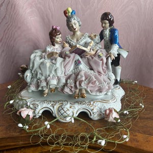 Grupo de figuras rococó de la marca Dresden Porcelain "The Reading Group" Vtg Figuras de porcelana Estilo victoriano Artesanía en filigrana Vtg
