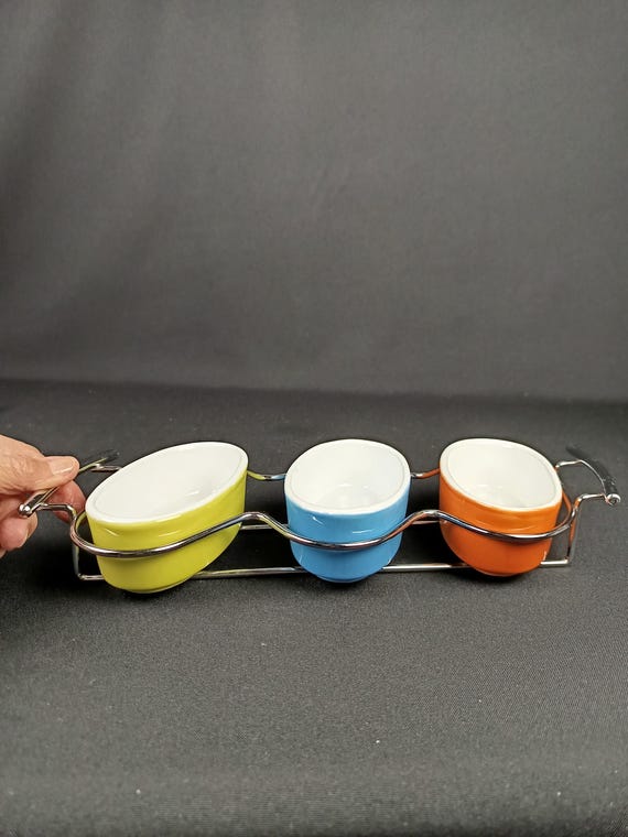 Bunte Servierschalen im 60er Jahre Stil Retro Keramikschalen im Metallgestell Retro Bunte Schalen Atomic Age Kitchen