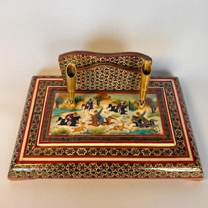 Perzische Khatam Kari-kaart en pennenhouder van ingelegd mozaïek met een reliëf van een jachtgezelschap. Originele bureauversiering. Vintage kantoor.