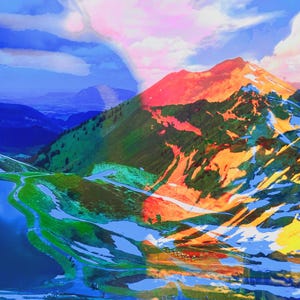 Könnte beinhalten: Eine lebendige, digital verbesserte Landschaft mit einer Bergkette mit schneebedeckten Gipfeln. Das Bild zeigt eine Mischung aus Farben, darunter grüne Hänge, blaue Seen und ein Himmel mit rosa und blauen Farbtönen. Der Gesamteffekt ist eine surreale, künstlerische Darstellung der Natur.