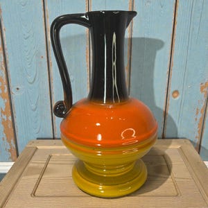 Bunter 70er Jahre Krug aus ofenfestem Keramik Boho-Style Deko Keramikkrug Orange gelb schwarzer Weinkrug 70s Vintage Krug Sommergeschirr