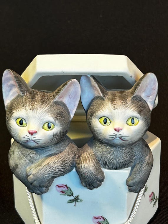 生意気な陶器の子猫のオルゴール、コレクター向けのヴィンテージ猫の 