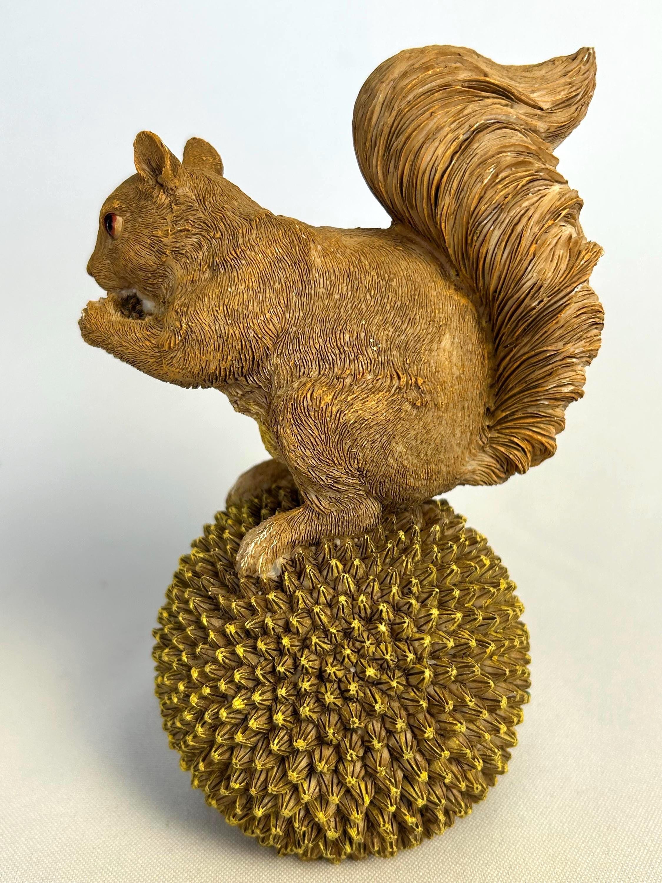 石膏で作られたかわいいリスの置物クリスマスの飾り石膏の置物リスの