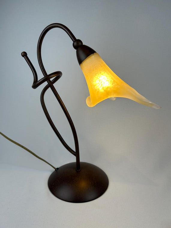 Vintage Tischlampe Jugendstil Art déco Gelbe Blumenlampe mit Messingfuß European Art Nouveau Home Decor Mid-Century-Inspired Lamp