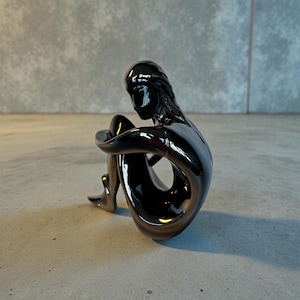 Art Déco Skulptur "Sitzende Frau" Vintage Statue aus glasiertem Porzellan Moderne Figur Moderne Prozellanfigur Schwarze Skulptur Modern Vtg