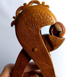 Quebra-nozes vintage de madeira, artesanal, entalhado, arte popular, alavanca de quebra-nozes, decoração de casa de campo, esculpido, figura de madeira Nutcrackercore