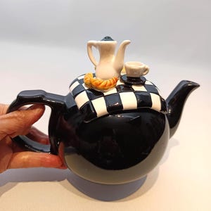 Divertente teiera con decorazioni per la colazione. Teiera in ceramica nera, stile granny chic. Idea regalo spiritosa per i brontoloni mattutini.