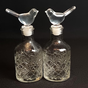 Vintage Öl- & Essigflaschen aus Pressglas mit Vogel-Stopfen Set aus 2 Oster Küchentisch Deko – Spring Kitchenware – Cruet Set