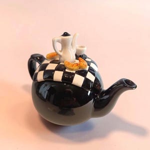 Witzige Teekanne mit Frühstücks-Deko Schwarze Keramik Kanne Teapot Granny Chic Kaffeekanne Humorvolle Geschenkidee für Morgenmuffel Geschirr