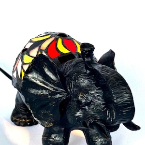 Tiffany-Elefant als Tischlampe Tiffany Style Lampe in Elefantenform aus Kunstharz Elefant Figur Safari Style Home Decor