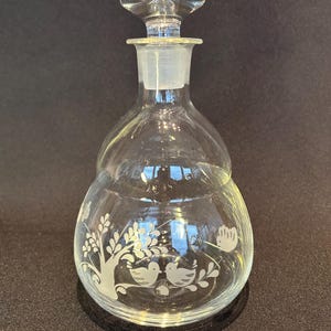 Vintage Glaskaraffe mit Schliff-Dekor Frühlingsgeschirr Weinkaraffe Likörflasche mit Glasstopfen Frühlingsmotiv Vögel & Baum Retro Osterdeko