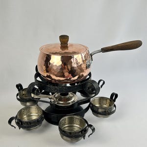 Juego de fondue suizo sobre soporte giratorio | Olla de fondue de cobre con quemador de alcohol | Cultura de mesa alpina | Fondue de queso vintage | Estilo rústico