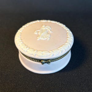 Pink bisque porcelain jewelry box Victorian style jewelry box Round box Granny Chic porcelain box Pink Chic jewelry box