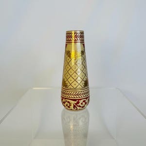 Rosa Glasvase mit goldenem Blumenmuster Russische Blumenvase Boho Stil Zierliche Vase aus Glas Vtg Dekoration im Hollywood Regency Stil