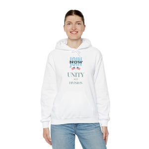 Puede incluir: Sudadera con capucha blanca con un gráfico azul y rojo que dice "Join Now Unity Not Division" con dos pequeñas banderas americanas.