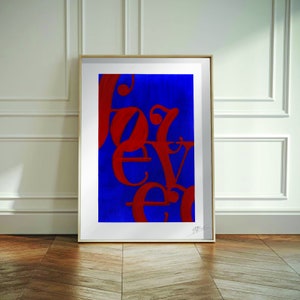 Puede incluir: Una impresión enmarcada de la palabra "forever" en letras rojas sobre un fondo azul.