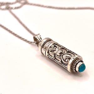 Öffnen Sie Mezuzah Anhänger, Mezuzah Anhänger mit Eilat Stein, Jemenit Mezuzah Halskette, jüdische Mezuzah Medaillon, traditionelle filigrane Mezuzah Anhänger.