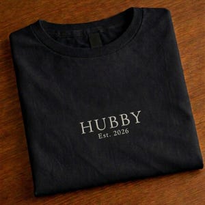 Besticktes Wifey Shirt Damen Bride Shirt Hochzeit Wifey Est Personalisiert Junggesellinnenabschied Shirt Braut T-Shirt Minimalistisch image 3