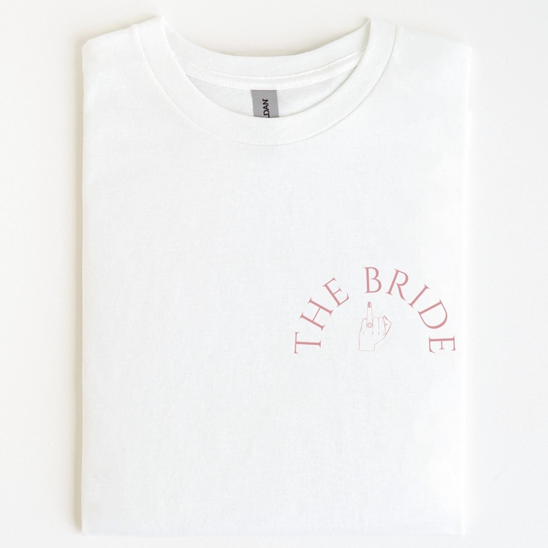 JGA T Shirt, Junggesellinnenabschied Shirt, The Bride Shirt, Brustprint, Team, Braut Shirt mit Name, JGA Frauen, Gruppen T Shirt, Hochzeit imagem 1