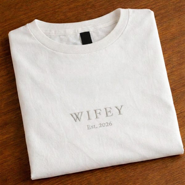 Besticktes Wifey Shirt Damen Bride Shirt Hochzeit Wifey Est Personalisiert Junggesellinnenabschied Shirt Braut T-Shirt Minimalistisch