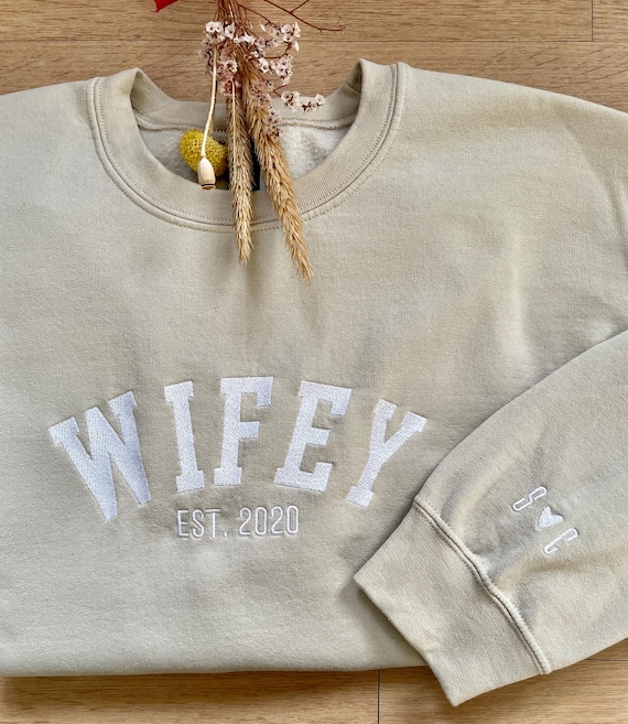 Besticktes Wifey EST 2025 Sweatshirt personalisiert Initialen auf Ärmel personalisiertes Geschenk für Braut Heiratsantrag Verlobungsgeschenk