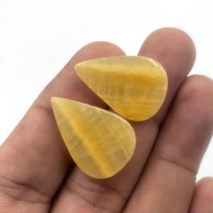 Può includere: Una tazza di ceramica bianca con manico nero e la scritta "But First, Coffee" in grassetto nero. La tazza è posta su uno sfondo sfocato, che suggerisce un'atmosfera accogliente.
