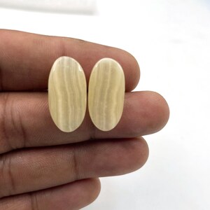 Può includere: Un set di tre tazze in ceramica con finitura opaca e macchiettata. Le tazze sono nei toni del crema, grigio chiaro e grigio scuro. Ogni tazza ha un design semplice e minimalista e un manico arrotondato. Le tazze sono impilate.