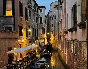 Kanal in Venedig bei Nacht