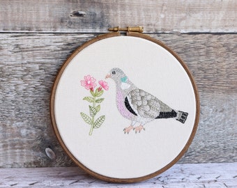 Pigeon ramier et fleurs sauvages | Art original de broderie d'oiseau