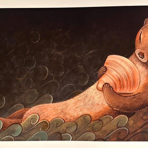 Op de afbeelding: Een schilderij van een bruine otter met een gesloten oog, die een grote, roze schelp vasthoudt. De otter ligt op zijn zij op een donkere achtergrond met draaiende patronen.