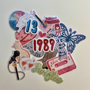 Swiftie-stickers - Taylor Swift-geïnspireerd, inclusief gitaar, kat, rode sjaal, de beruchte 1989 en 13 | Holografisch en waterbestendig