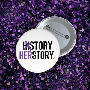 Épinglette HERstory | Inspiration musicale Six, style théâtre féministe, déclaration Queendom, petit mais puissant, accessoire politique pour Broadway
