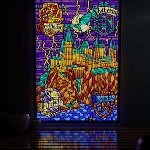 Decorazione luminosa traslucida ispirata all'eredità di Hogwarts, ideale per pareti, lightbox o finestre. Un regalo perfetto per ogni appassionato di lettura.