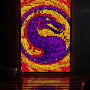 Decorazione luminosa traslucida ispirata a Mortal Kombat per pareti, lightbox o finestre. Un regalo perfetto per gamer e appassionati di combattimenti retrò.