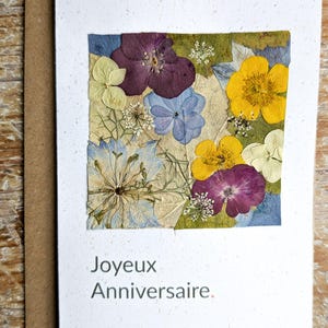 Carte message A6 "Joyeux Anniversaire" en fleurs et feuillage pressés