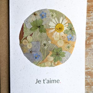 Carte message A6 "Je t'aime" en fleurs et feuillage pressés