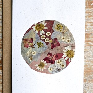 Carte message A6 Motif Cercle en fleurs et feuillage pressés