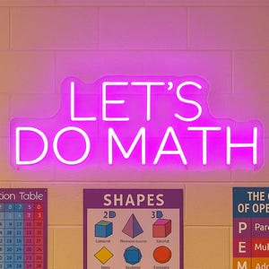 Op de afbeelding: Een klaslokaalmuur met een neonbord met de tekst 'LET'S DO MATH'. Daaronder educatieve posters: een vermenigvuldigingstabel, een vormenkaart en een volgorde van bewerkingen. De muur is gemaakt van lichtgekleurde bakstenen.