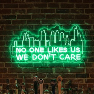 Niemand houdt van ons, het kan ons niet schelen neonreclame, neonreclame Philadelphia Skyline, Philadelphia Eagles-muurdecoratie, Philadelphia Decor, Philadelphia fan cadeau vader