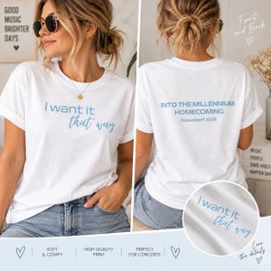Könnte beinhalten: Ein weißes T-Shirt mit kurzen Ärmeln und hellblauem Text. Die Vorderseite zeigt den Schriftzug I want it that way. Die Rückseite trägt den Text INTO THE MILLENNIUM HOMECOMING Düsseldorf 2026. Das Shirt hat einen klassischen Rundhalsausschnitt.