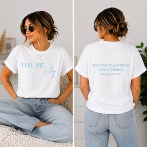 Könnte beinhalten: Ein weißes kurzärmeliges T-Shirt mit dem Schriftzug "TELL ME WHY" in Hellblau auf der Vorderseite und "INTO THE MILLENNIUM HOMECOMING DÜSSELDORF 2026" in Hellblau auf der Rückseite, kombiniert mit einer hellblauen Jeans und einer dunklen Sonnenbrille.