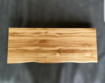 Bordo naturale. Piano del tavolo in rovere. Piano del tavolo in rovere massello. Piano del tavolo da pranzo. Piano scrivania solido. Realizzato artigianalmente in legno massello di rovere.