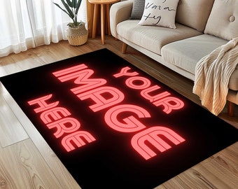 Puede incluir: Una alfombra negra con el texto "YOUR IMAGE HERE" en letras de neón rojas.