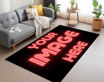 Puede incluir: Una alfombra negra con el texto "YOUR IMAGE HERE" en letras de neón rojas.