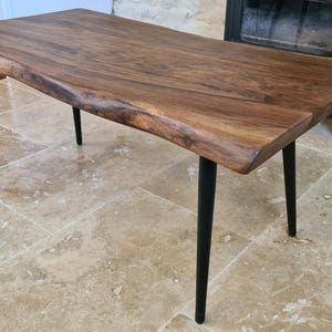 Table Basse en Noyer Massif – Bord Live Edge – Pieds Acier Noir Fuselé – Style Moderne Industriel – Fait Main en France – 110 x 50 x 45 cm