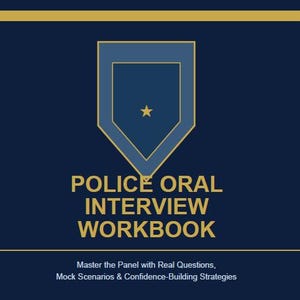 Könnte beinhalten: Eine marineblaue Grafik mit dem Text "POLICE ORAL INTERVIEW WORKBOOK" in Gelb und Weiß. Das Bild enthält ein blaues und goldenes Schildemblem mit einem Stern. Der Text unten lautet "Meistern Sie das Panel mit echten Fragen, Mock-Szenarien und Selbstvertrauensstrategien."