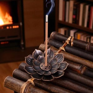 Bronze Lotus Incense Holder – Minimalist Zen Burner for Sticks and Cones – Handcrafted Alloy Decor for Meditation, Relaxation & Gifts.