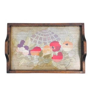 Antiek Crewel geborduurd houten dienblad met glazen blad