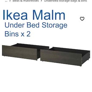 Könnte beinhalten: Zwei Unterbett-Aufbewahrungsboxen mit dunkelbrauner Holzmaserung, offenen Oberseiten und flachen rechteckigen Rahmen. Der Text Ikea Malm Under Bed Storage Bins x 2 steht über den beiden Aufbewahrungseinheiten, die an der Basis kleine Rollen haben.