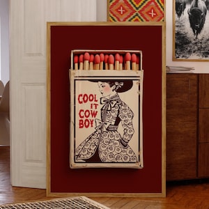 Cool It Cowboy Streichholzbuch | Küsten Cowgirl Millennial Enkelin Druck Toile Chinoiserie Burgund Retro Western Dekor trendige Wandkunst